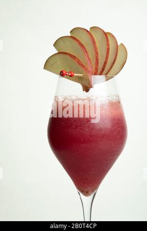 Mocktail de manzana con baya brillante con rodajas de manzana Foto de stock