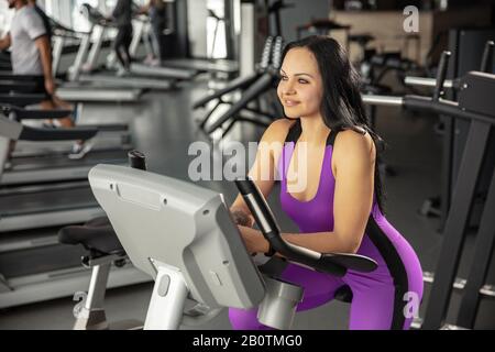 Mujer atlética caucásica con mochila de gimnasio riendo y divirtiéndose