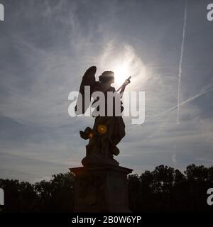 Silueta de la estatua del ángel en la reflexión de la luz del sol, imagen cuadrada