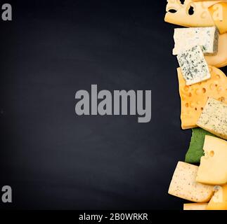 Diferentes tipos de queso sobre fondo gris, espacio de copia