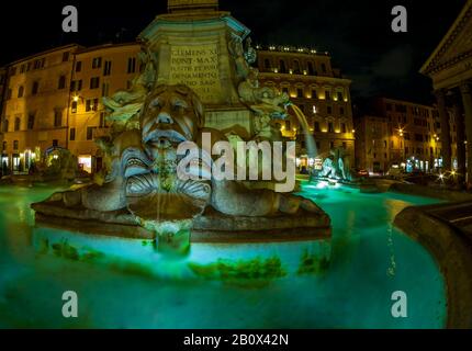 Fotografía nocturna en la plaza del Panteón. Detalle de la fuente de la Piazza della Rotonda en Roma, Italia Foto de stock