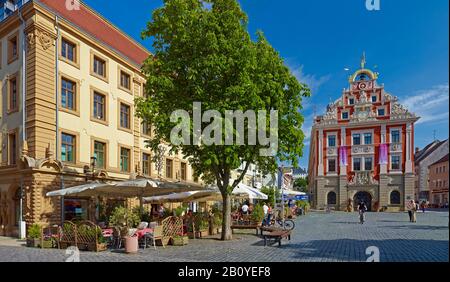 Ayuntamiento en el mercado principal con café de la calle, Gotha, Turingia, Alemania, Foto de stock