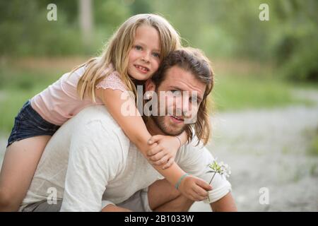 El padre y la hija juntos en el bosque