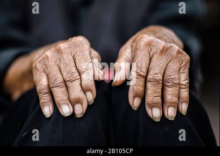 Bulang minoriy oldwoman étnicos, manos de Xishuangbanna, Yunnan, China Foto de stock