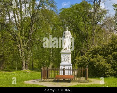 Monumento del príncipe Wilhelm Malte I en el parque del castillo, Putbus, Rügen, Mecklemburgo-Pomerania Occidental, Alemania Foto de stock