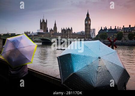 Westminster Bridge, Big Ben y el Palacio de Westminster en tiempo lluvioso, Londres, Gran Bretaña Foto de stock