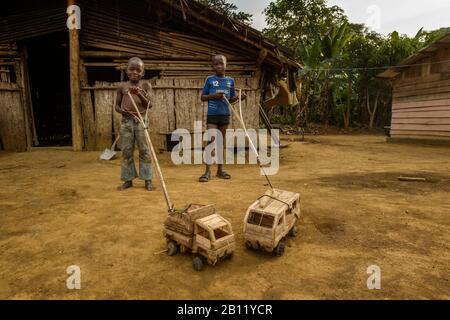 Juguetes hechos en África, selva ecuatorial, Gabón, África Central Foto de stock