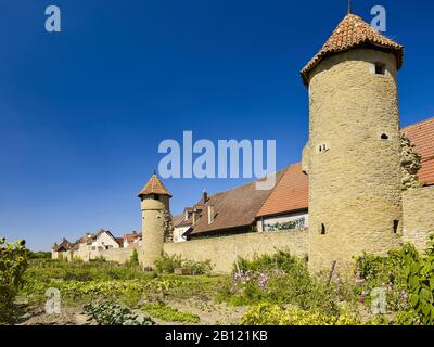 La muralla de la ciudad meridional de Mainbernheim, Baja Franconia, Baviera, Alemania Foto de stock