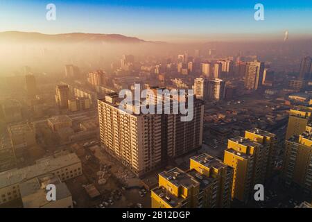 Ulan Bator al amanecer con el smog, Mongolia