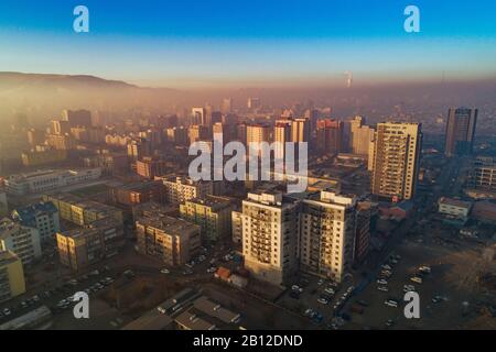 Ulan Bator al amanecer con el smog, Mongolia