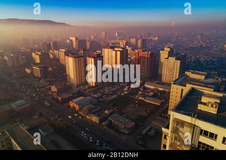 Ulan Bator al amanecer con el smog, Mongolia