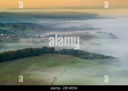 Niebla matutina sobre el valle de Saale, Leuchtenburg, Seitenroda, Kahla, Turingia, Alemania Foto de stock