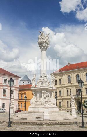 Columna de la Santísima Trinidad en la plaza Trg Svetog Trojstva, en la fortaleza de Osijek, llamada Tvrdja, en la provincia de Slavonija, en el norte de Croacia. Es una ma Foto de stock