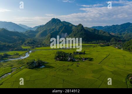 Impresionantes montañas con ríos y arrozales cerca de Hanoi, Vietnam Foto de stock