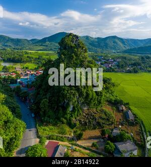 Impresionantes montañas con ríos y arrozales cerca de Hanoi, Vietnam Foto de stock