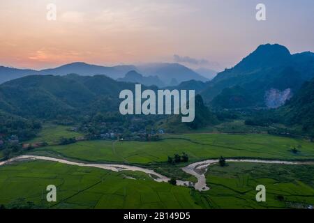 Impresionantes montañas con ríos y campos de arroz cerca de Hanoi, atardecer, Vietnam Foto de stock