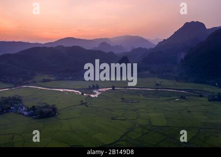 Impresionantes montañas con ríos y campos de arroz cerca de Hanoi, atardecer, Vietnam Foto de stock