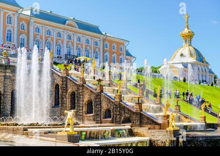 San PETERSBURGO, RUSIA - 15 DE JUNIO de 2014: Palacio Peterhof con Grand Cascade. El Palacio Peterhof está incluido en la Lista del Patrimonio de la Humanidad de la UNESCO.