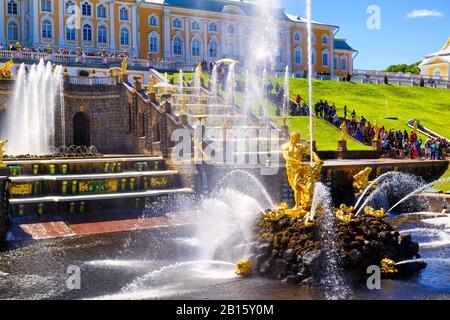 San PETERSBURGO, RUSIA - 15 DE JUNIO de 2014: Grand Cascade en el Palacio Peterhof. Fuente Samson en primer plano. El Palacio Peterhof incluido en la UNESCO