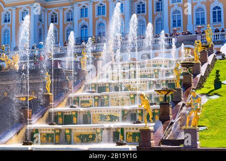 San PETERSBURGO, RUSIA - 15 DE JUNIO de 2014: Palacio Peterhof (Petrodvorets) con Grand Cascade. El Palacio Peterhof, declarado Patrimonio de la Humanidad por la UNESCO