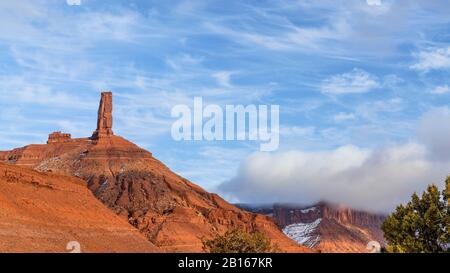 Castleton Tower, icónica formación rocosa en Castle Valley cerca de Moab, Utah. La Torre es mundialmente conocida como tema de fotografía y por su clásico Foto de stock