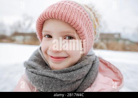 Retrato de niña sonriente en invierno Foto de stock