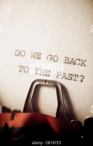 La pregunta, ¿volvemos al pasado?, escrita con una máquina de escribir. Foto de stock