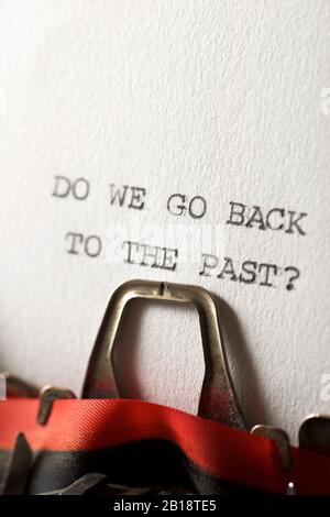 La pregunta, ¿volvemos al pasado?, escrita con una máquina de escribir. Foto de stock