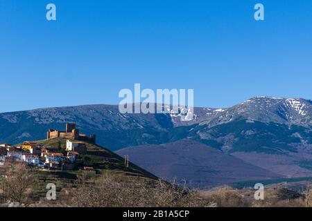 Trasmoz, pueblo de las brujas en el macizo de Moncayo bajo el cielo azul Foto de stock