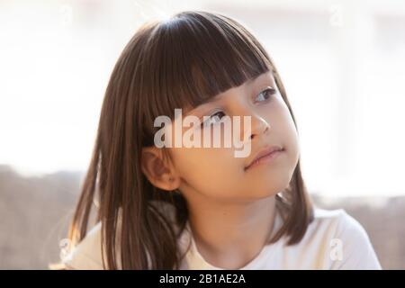 La niña mira a distancia soñando o pensando Foto de stock