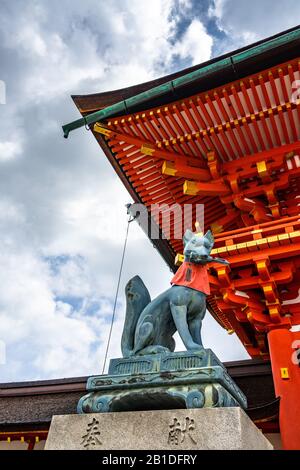  LILOVE Madera Inari Okami Dios de Fox Mensajero de la suerte  Mitología Estatua de Buda Escultura sintoísta Decoración del hogar : Hogar  y Cocina