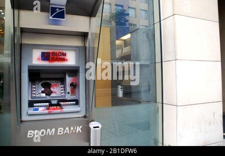 ATM destruido en el centro de Beirut por manifestantes libaneses Foto de stock
