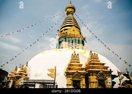 Boudhanath, Katmandú, Nepal - Octubre, 2019 estupa Boudhanath, uno de los mayores estupas tibetanas templo esférico Foto de stock