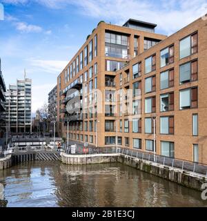 El nuevo desarrollo del Canal Grosvenor, en el lado norte del Támesis cerca del Puente Chelsea, Londres Foto de stock