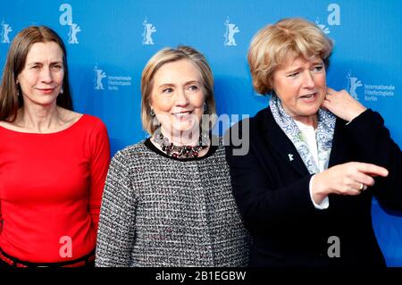 Mariette Rissenbeek, Hillary Clinton y Monika Grutters en el estreno de 'Hillary' en la Berlinale 2020/70. Festival Internacional de Cine de Berlín en el Haus der Berliner Festspiele. Berlín, 24 de febrero de 2020 | uso en todo el mundo Foto de stock
