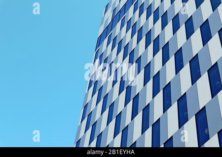 Edificio de fondo de patrón de arquitectura cúbica. Uso comercial de negocios. Celulas azules y cielo Diseño moderno en detalles exteriores urbanos. Acero y Sky con