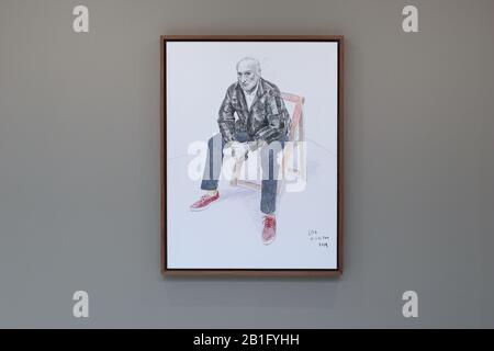 Una exposición de David Hockney titulada Video Le Trae Su Tiempo, Su Tiempo a Pinturas y dibujos se exhibirá en Annely Juda Bellas Artes en Londres del 28 de febrero al 25 de abril de 2020 . El espectáculo coincide con la exposición de Hockney en la Galería Nacional de Retratos, que se abre el 27 de febrero de 2020 . la exposición incluye 18 retratos sobre lienzo de amigos y asociados de Hockney , desde compañeros de artistas hasta conocidos músicos como Ed Sheeran y Bruno Mars . Pintadas con una mezcla de carbón , crayón y acrílico sobre lienzo , las obras muestran la brillante delineación de Hockney . Foto de stock