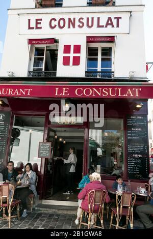París, Francia - 20 de septiembre de 2019: Restaurante típico situado en el pintoresco barrio de Montmartre de París