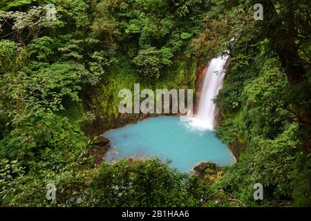 Una cascada azul en el Parque Nacional Volcán Tenorio, Costa Rica Foto de stock