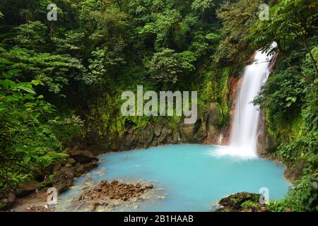 Una cascada azul en el Parque Nacional Volcán Tenorio, Costa Rica Foto de stock