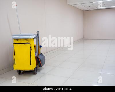 Equipos de limpieza profesional carro de herramientas dentro del pasillo  moderno Fotografía de stock - Alamy