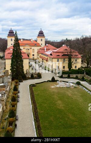 Walbrzych, Polonia - 29 de enero de 2020: Castillo Xiaz, situado en un bosque en una colina en la zona de Walbrzych, Polonia, vista barroca del castillo fue reconstruida