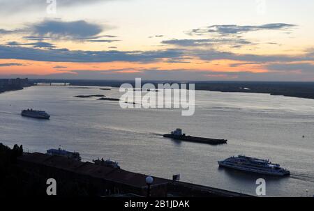 Barcos en el río Volga en Nizhny Novgorod durante la puesta de sol. Foto de stock
