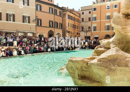 Turistas que visitan la Fontana de Trevi en Roma, Italia, 2017