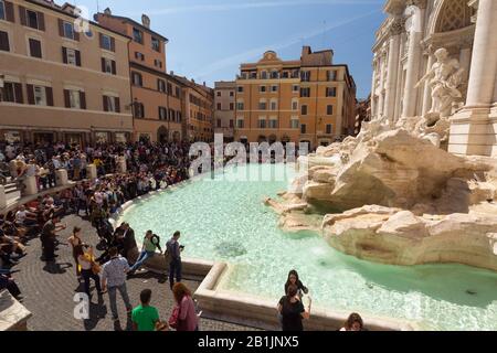 Turistas que visitan la Fontana de Trevi en Roma, Italia, 2017