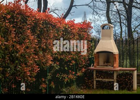 Barbacoa parrilla de ladrillo chimenea en el jardín Fotografía de stock -  Alamy