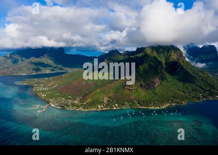 Vista Aérea De Cook'S Bay Y Opunohu Bay, Moorea, Polinesia Francesa