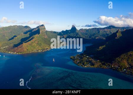 Vista Aérea De Cook'S Bay, Moorea, Polinesia Francesa