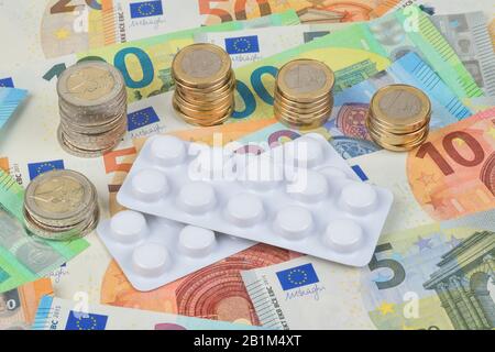 Medikamente, Arznei, Pillen, Euroscheine, Symbolfoto Medizinpreise, Studioaufnahme