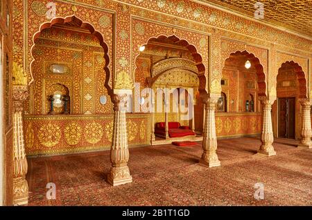 Karan Mahal, sala de audiencias públicas, trono emperador, exquisito trabajo de incrustaciones de vidrio, sala muy decorada con espejos de colores dentro de Junagarh Fort Foto de stock